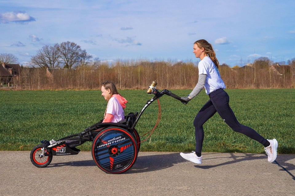 Zondag wil Lotte De Vet het wereldrecord marathonlopen met een rolstoel breken.