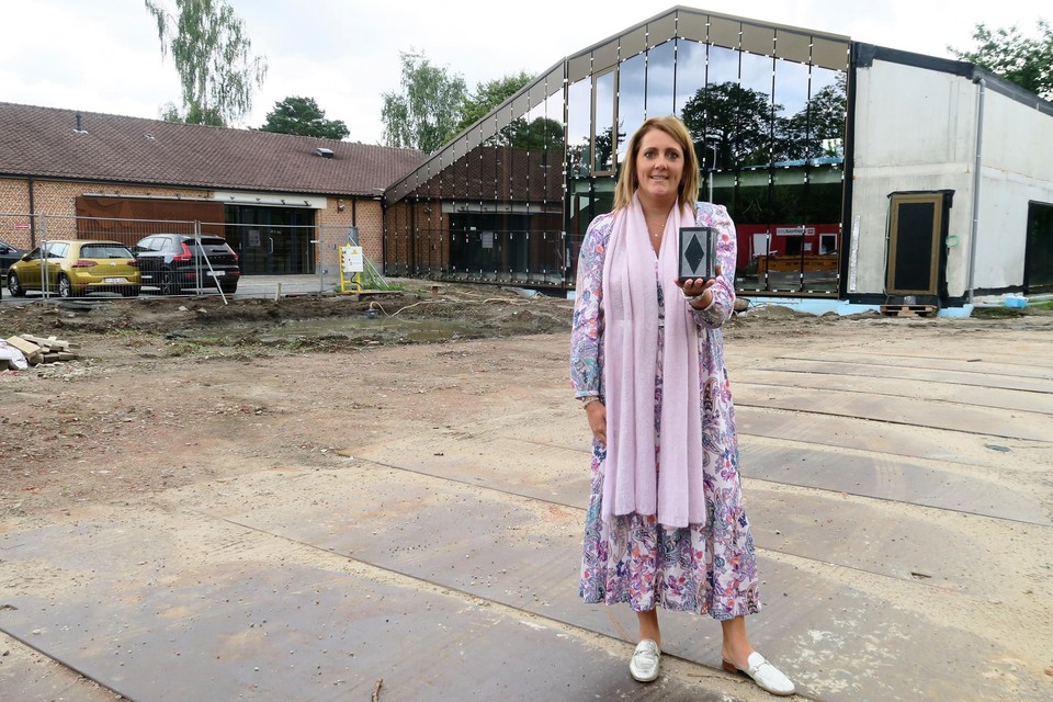 Valérie Jonkers, coo van Care Property Invest, op de werf voor de aanbouw van de historische tiendenschuur (links) in een bewust contrasterende hedendaagse architectuur. De gevel is bijna volledig uit glas opgetrokken..