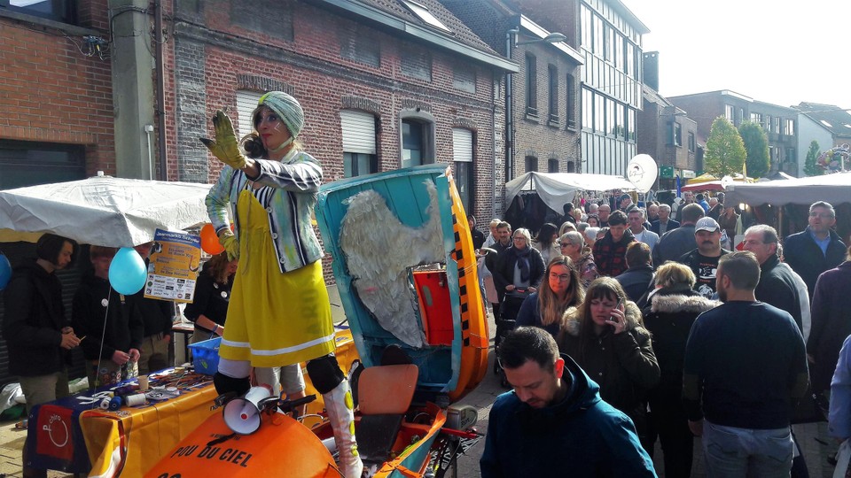 Deze kleurrijk uitgedoste dame, ‘Pou du ciel’, lijkt het volk even te moeten tegenhouden. Het was een van de straatacts die de jaarmarkt traditiegetrouw mee kleur geven.