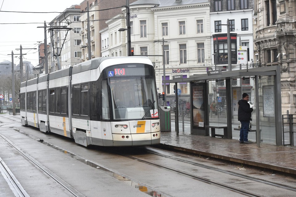 Tram 10 aan de Nationale Bank in Antwerpen.
