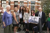 thumbnail: De familieleden uit Canada en Amerika voor het huis van Helene Szafran-Rutzki en Chaim Szafran in de Cruyslei. 