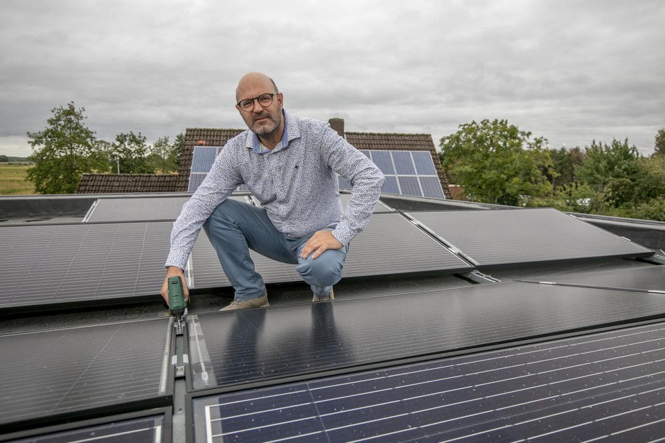 Paul Mijnendonckx uit Retie plaatste recent zelf zonnepanelen op het dak van zijn nieuwe woning. “Ik ben geen handige harry, maar het is een beetje zoals een Ikeakast in elkaar steken.” 