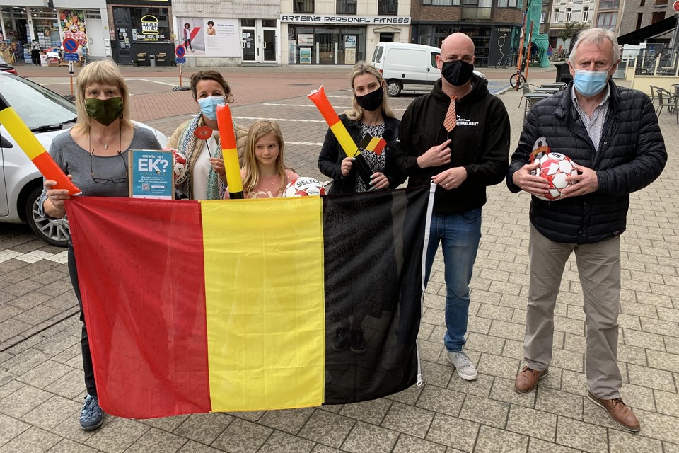 Sportschepen en ex-Rode Duivel Ronny Somers geeft de aftrap van de EK pronostiek. Schepen van economie Ilse Lenvain en de voorzitter van Willebroek Winkelhart Wim Jacobs geven eveneens present.