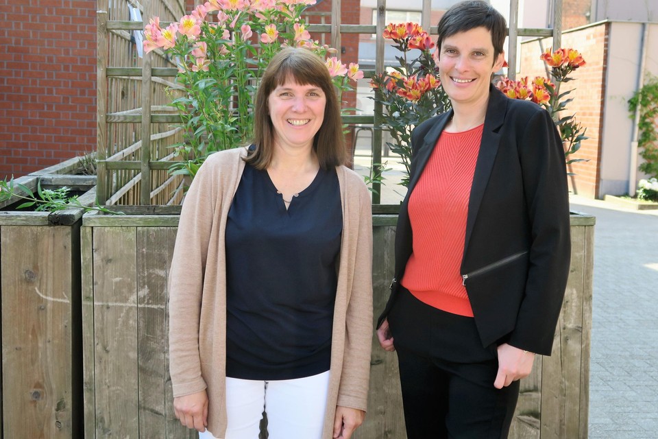 Annemie Dierckx en Kristien De Wilde op het meest fleurige plekje van de speelplaats.