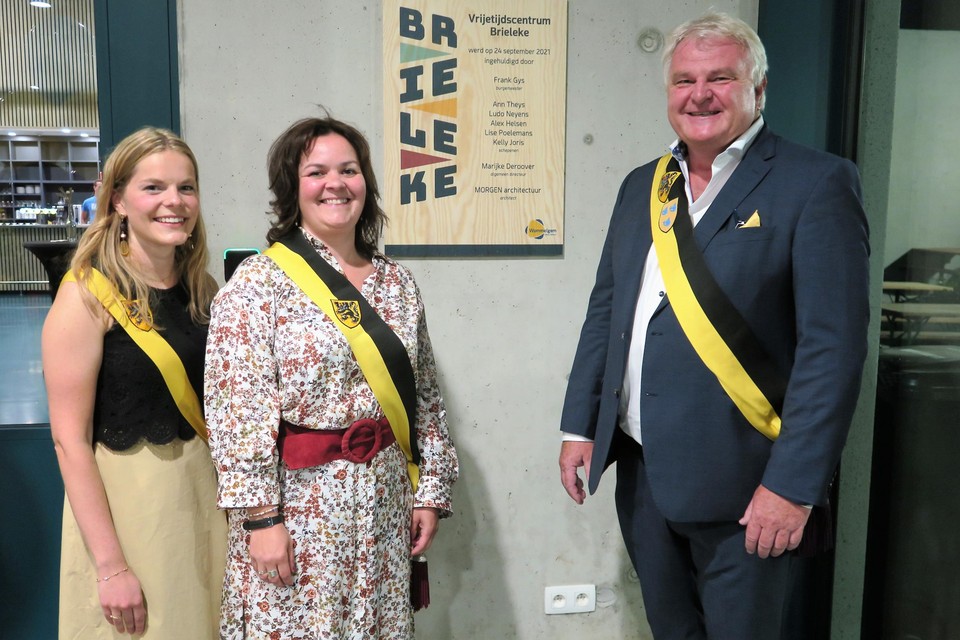 Een trots trio van het lokaal bestuur: burgemeester Frank Gys, die de weg plaveide voor de bouw van het Brieleke en de schepenen Ann Theys en Lise Poelemans die voor de invulling zorgden.
