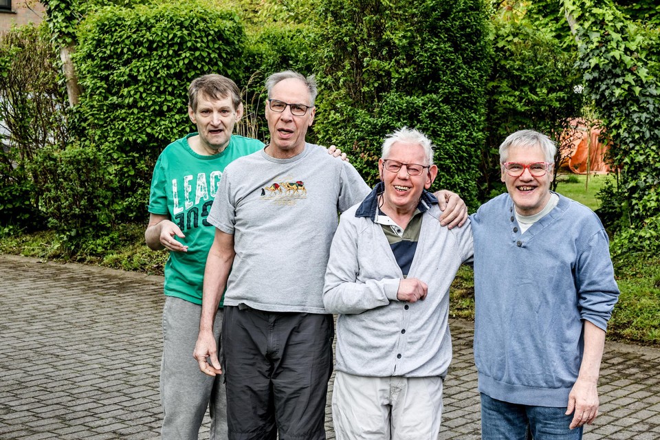 Leon Janray, Marc Kinnaer, Patrick Marquenie en Dolf Vlaeminck zijn klaar voor de viering De Vier Notelaars. De voorziening in Schoten bestaat veertig jaar en al even lang voelen deze heren zich hier thuis..
