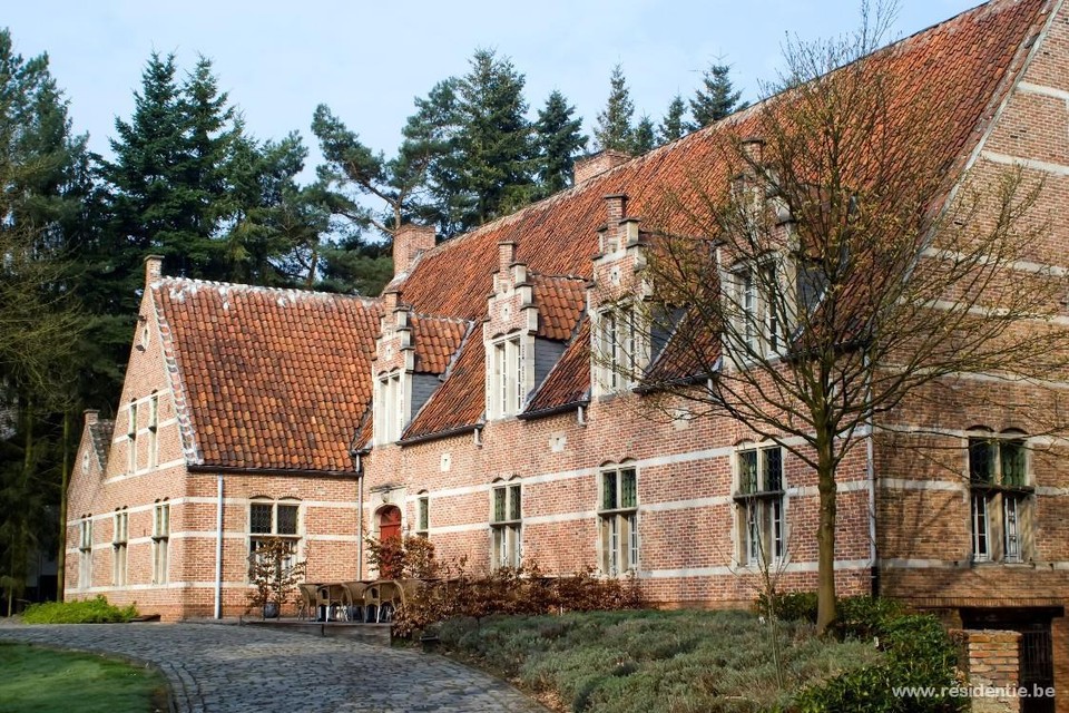 De gemeente Kasterlee heeft het leegstaand hotel Keravic op de Herentalsesteenweg in Lichtaart voor een jaar gehuurd. 
