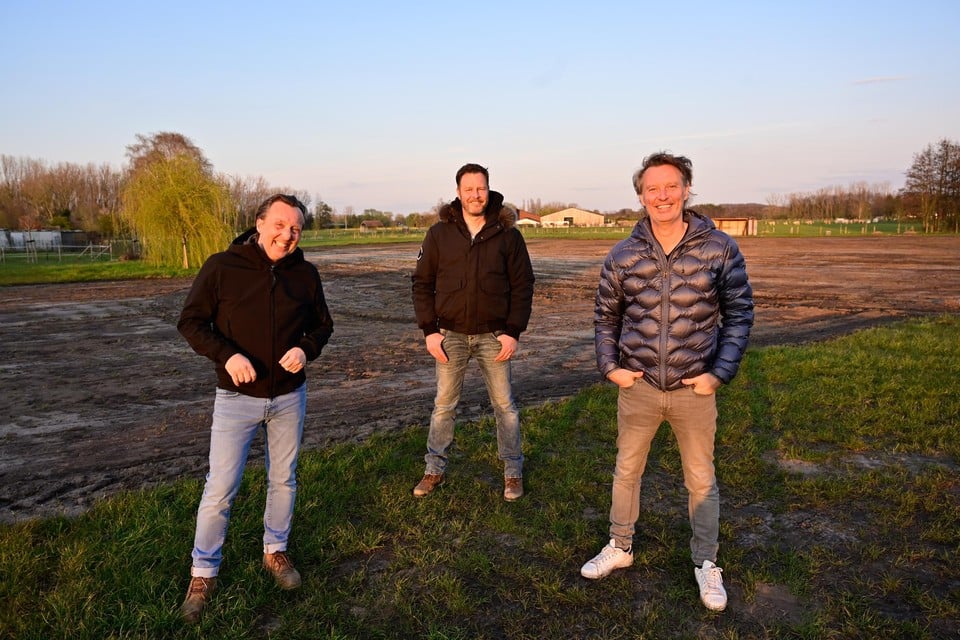 Chris Van Tongelen en vrienden bij hun toekomstige wijngaard. 