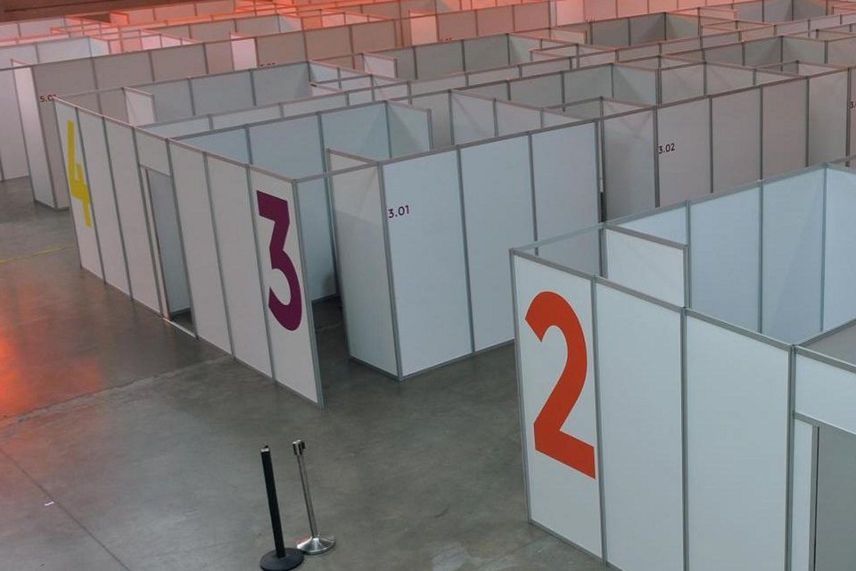 Het vaccinatiecentrum in ‘t Bauhuis in Sint-Niklaas, waar in de loop van de maand de inwoners van Temse en Sint-Niklaas worden verwacht voor hun coronaprik.