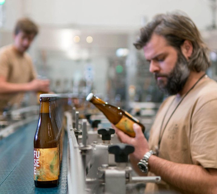 De etiketten brengen bier, muziek en kunst samen.