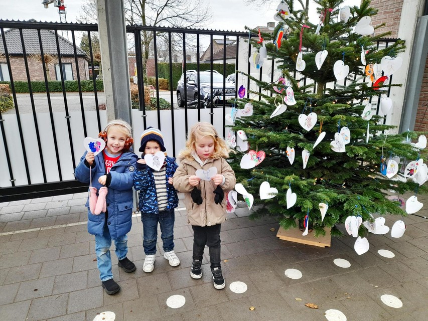 Kleutertjes maken hun eigen Finn-kerstboom. 
