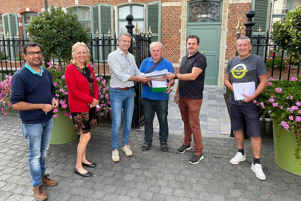 De buurtbewoners trokken met hun dossier naar het gemeentehuis.
