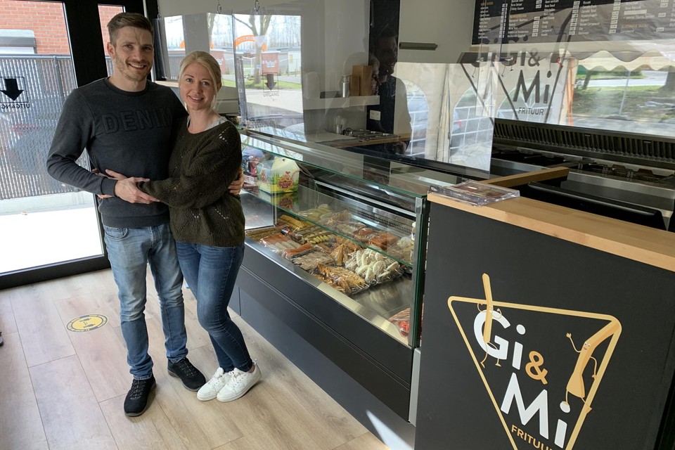 Gi & Mi of Gino en Marlies die als ‘Mi’ wordt aangesproken, heropenen in hun huis hun frituur na een brand, drie weken geleden, en dat pas nadat ze officieel op 3 maart openden.