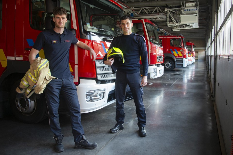 Lorenz Mols (29) en Jan Mertens (39) besloten de brandweeropleiding van 1,5 jaar te volgen en zich vrijwillig aan te sluiten. “Iedereen kan brandweerman- of vrouw worden, maar je moet weten waar je aan begint.”