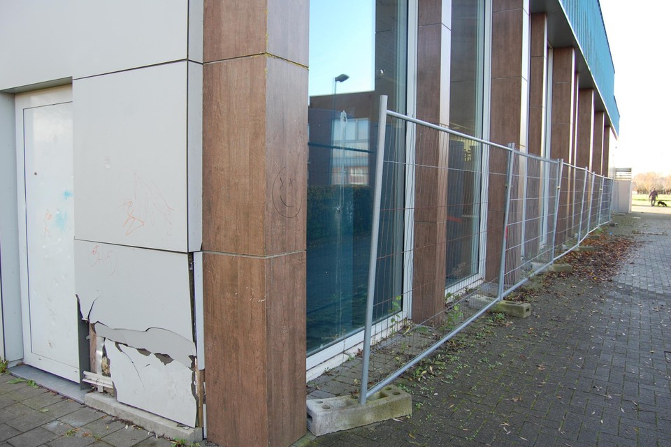 Zowel de ramen als de gevelpanelen worden geteisterd door vandalen. De gemeente plaatste nu al enkele hekken, maar binnenkort komt er een permanent en metershoog hek om vandalen af te schrikken. 