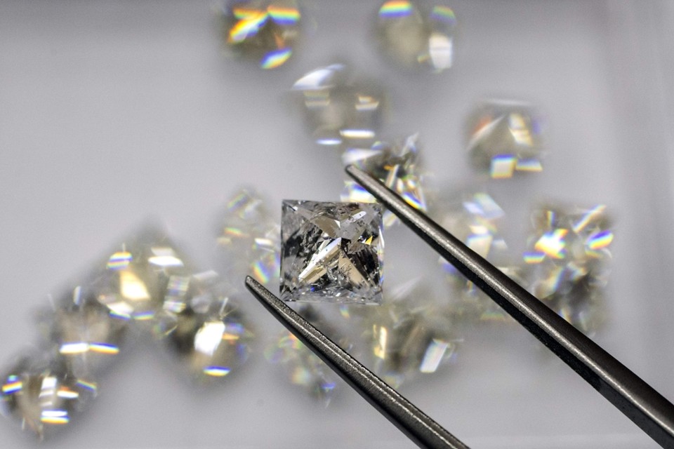 Antwerpse handelaars hebben in een jaar een kwart meer ruwe diamant uitgevoerd, maar de handel in geslepen diamant daalde met 7%. 