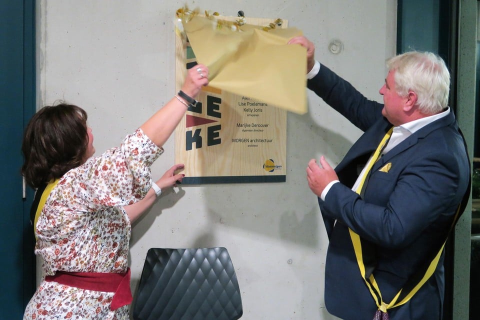 Schepen Ann Theys en burgemeester Frank Gys onthullen het inhuldigingsbord van het Brieleke in de inkomhal.