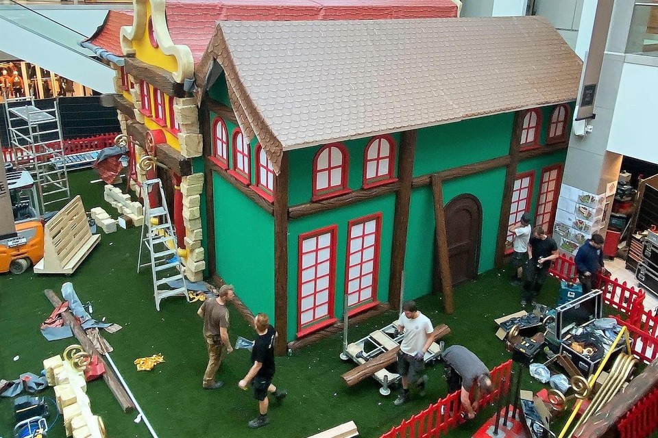 In het winkelcentrum wordt druk gebouwd aan het huis waar Sinterklaas een maand lang zal verblijven. Hopelijk mag hij dit jaar wél bezoek ontvangen.