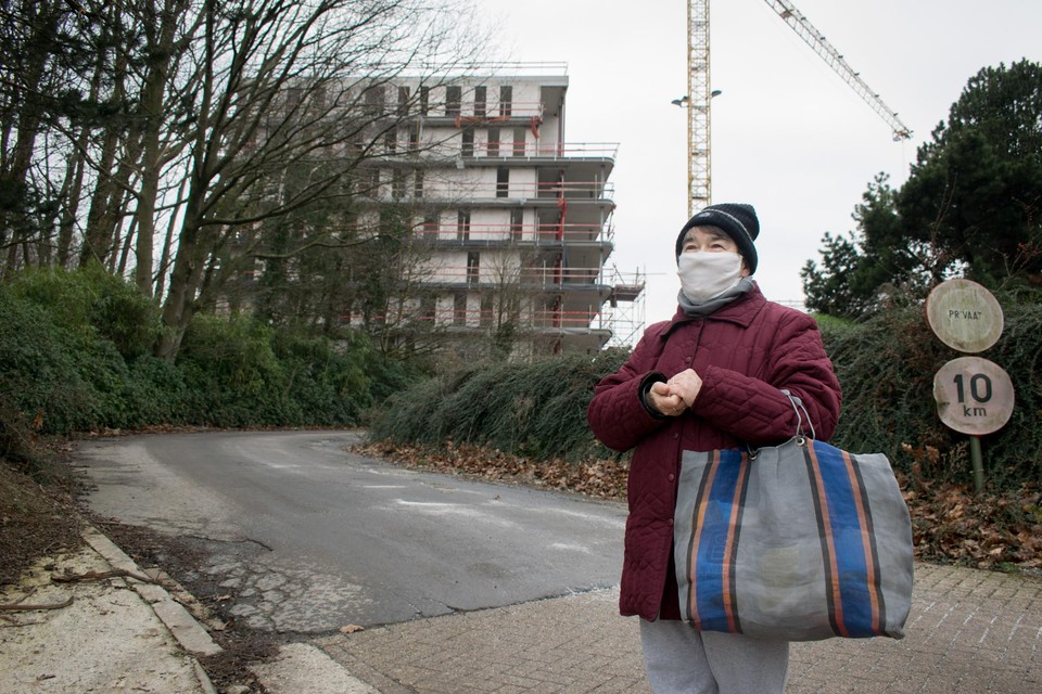 Buurtbewoonster Maria V.W. vindt de nieuwe woonblokken té imposant. “Met twee verdiepingen minder had het al genoeg geweest.”