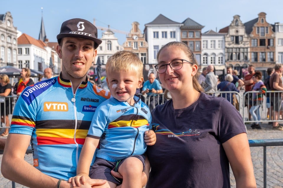 Joachim Janssens met zoontje Sepp en zijn vrouw Tamara Laeremans zijn echte wielerfans.