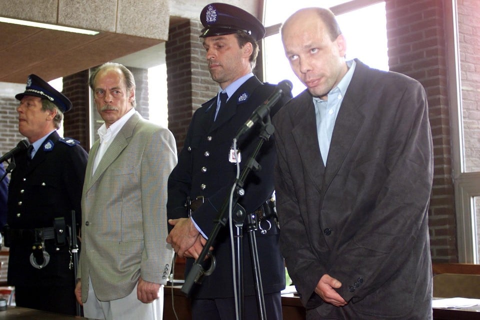 Helmut Van der Spek en Marcel Houttuin op de eerste dag van hun assisenproces op 3 juni 2002. Om de slachtoffers van de verkrachtingen die kwamen getuigen te beschermen, werd de zaak achter gesloten deuren behandeld. 