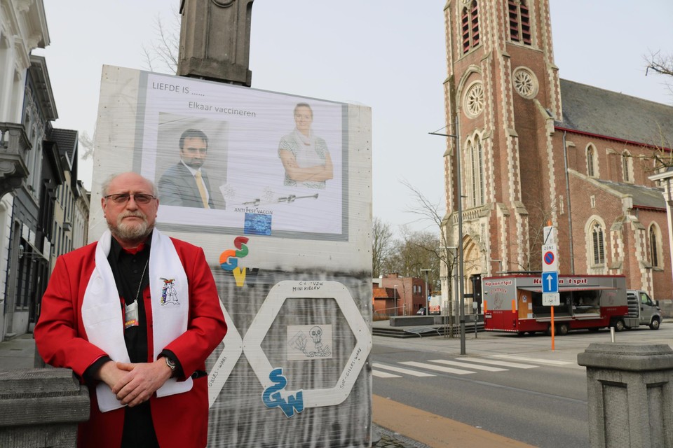 Geen carnaval dit jaar, maar de Mini-Kielen met voorzitter Romain Meersschaert zetten de lokale politici wel te kijk aan de dorpspomp.
