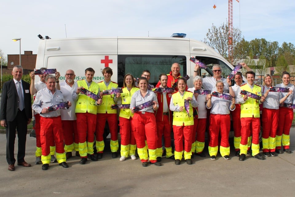 De medewerkers van het Hamse Rode Kruis zijn fier dat ze hun nieuwe ziekenwagen mogen showen op het nationaal défilé. 