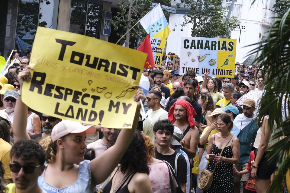 De inwoners van Tenerife protesteerden vorige week nog tegen het massatoerisme.