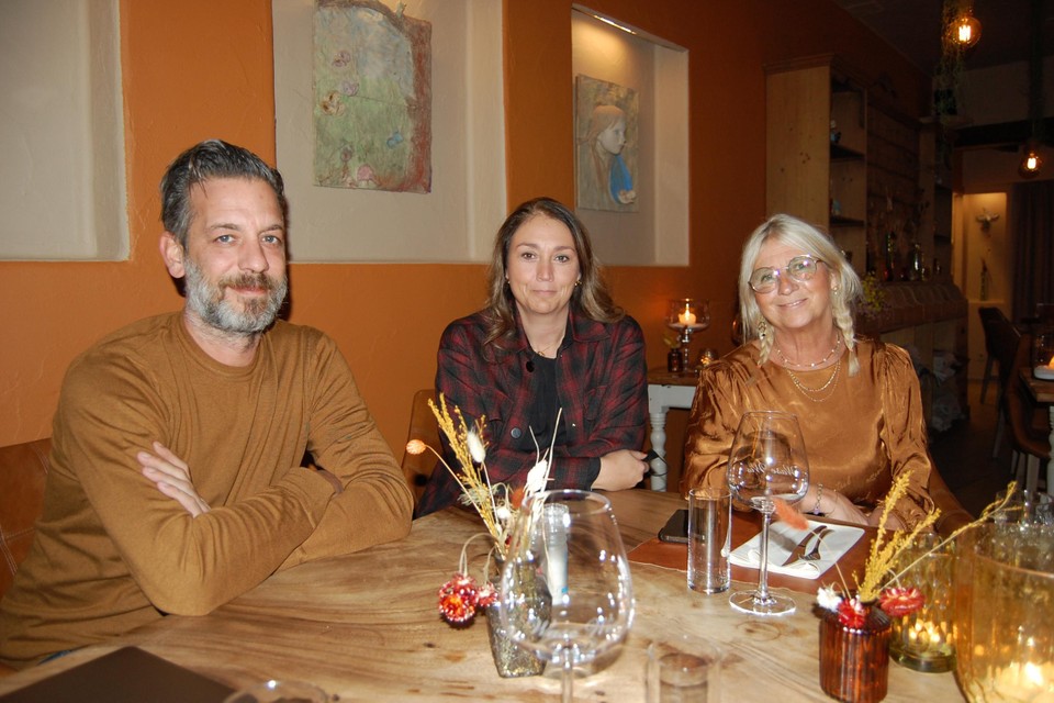 Ferry, Nadia en Christine samen aan tafel in De Wase Wis.  