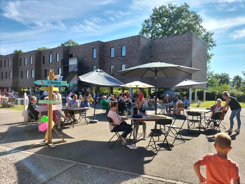 Mooi weer, 35 kraampjes en tal van lekkers maakten er een leuk verjaardagsfeest van.