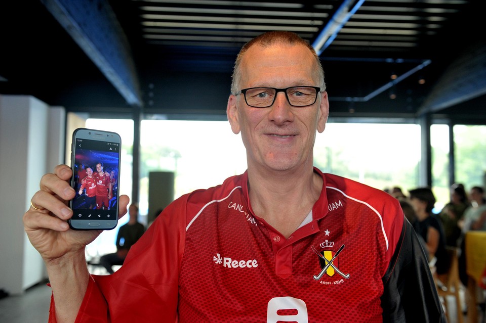 Joost Vandepontseele, de fanatiekste supporter van heel de zaal, toont een foto van een van de Red Lions met zijn zoon. “Ik ken veel van die spelers goed. Zo’n betrokkenheid heb ik nog nooit gevoeld.”