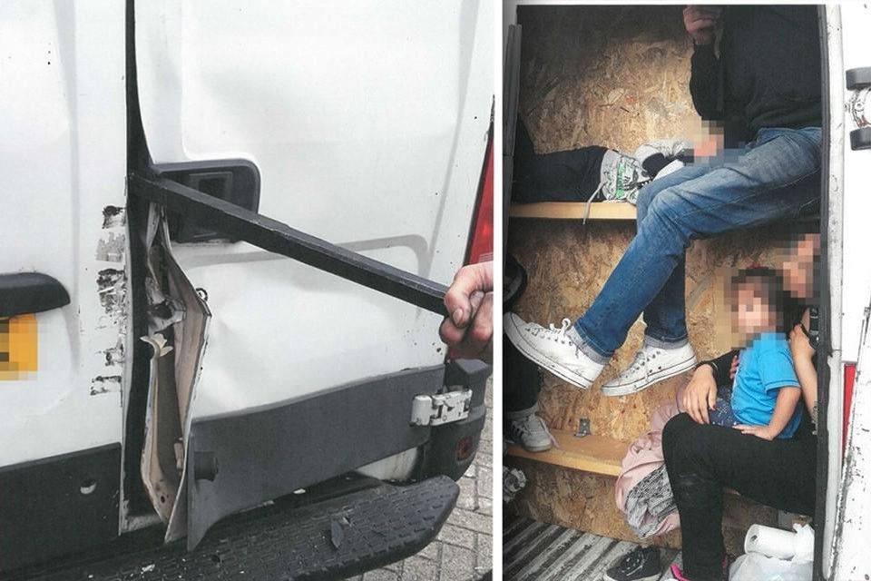 De bende werd opgerold op basis van informatie uit andere dossiers. In 2017 ontdekte de politie in de Zeebrugse haven zeven transmigranten, onder wie drie kinderen, in een piepkleine ruimte achter een valse wand van een bestelwagen. 