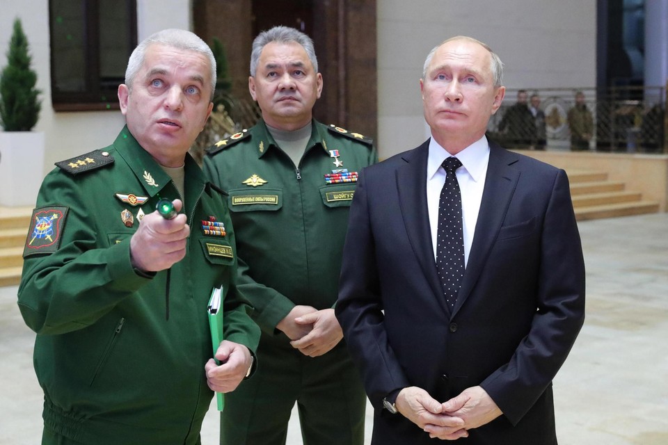 Kolonel-generaal Mizintsev, defensieminister Sjojgoe en president Poetin in 2018. 