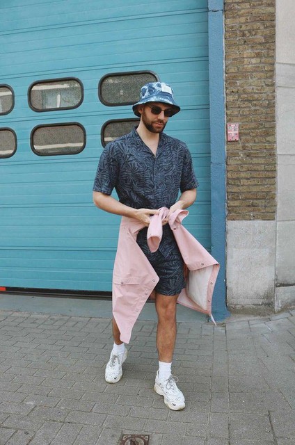 Schoenen met een dikke zool, regenjas en bucket hat: voor de stijlvolle van . “Ik ga in summer outfit, regen of geen regen. Maar een regenjas en -hoedje kunnen nooit kwaad.”