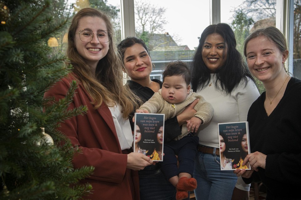 Janne, Fatima met baby Rayaan, Helen en Michèle met hun boek.  