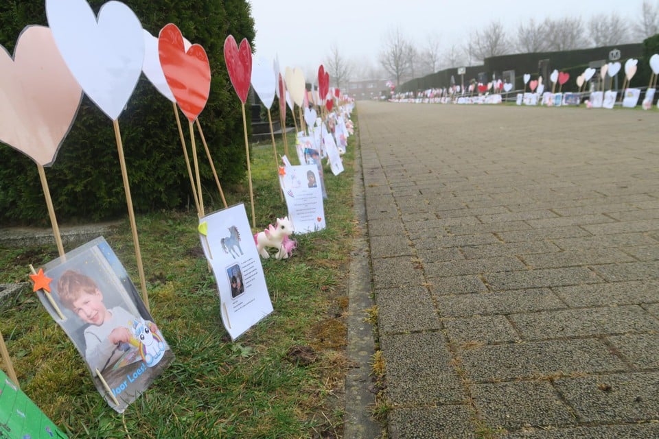 Op het kerkhof staan tientallen hartjes met boodschappen voor Loes.