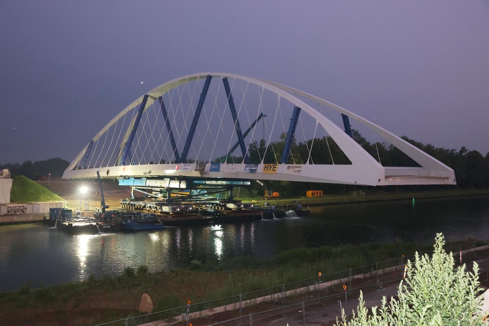 De plaatsing van de nieuwe brug dit najaar. 