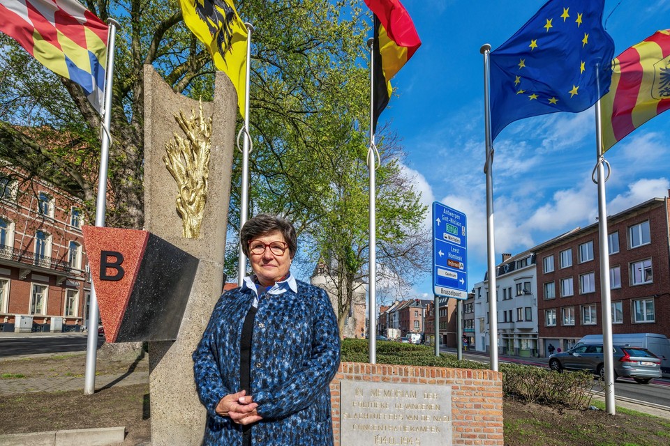 Josette Nackaerts bij het Monument voor de Politieke Gevangenen op de Mechelse vesten. Haar vader Edmond was een van hen.