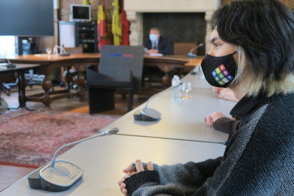 De leerlingen hout enerzijds en marketing-economie anderzijds van Atheneum Schoten produceerden samen een aantal mooie designstoelen. Eén ervan werd cadeau gedaan aan de burgemeester.