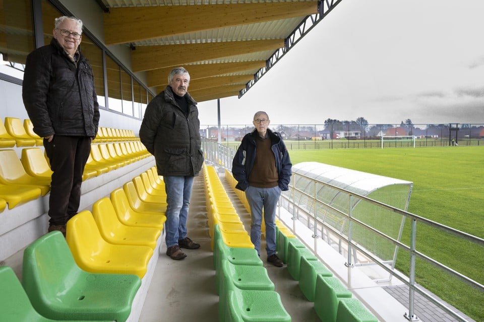 Ondervoorzitter Marc Tegenbos (links), secretaris Rik Peeters en voorzitter Jef Proost tonen de opvallende zittribune van het gloednieuw voetbalcomplex van KVC Lille United in de Heggelaan in Poederlee. 