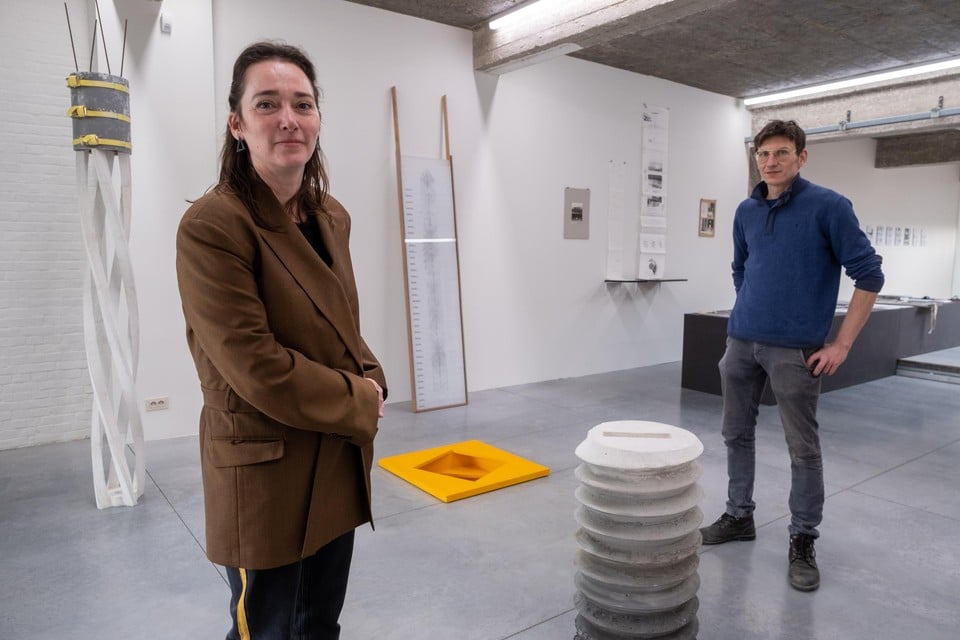 Sofie Dederen en kunstenaar-architect Adrien Tirtiaux in de nieuwe galerie Otty Park op het Laar in Borgerhout.