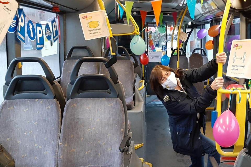 Victoire Eeckhoudt in haar versierde ‘laatste’ bus