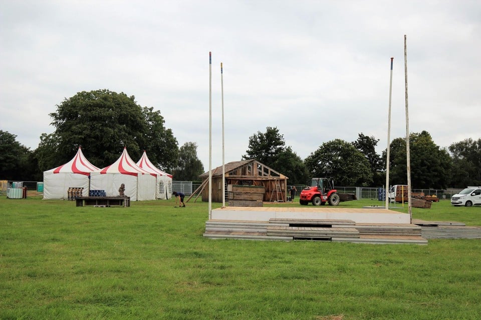 Een klein podium komt in het midden van het terrein.
