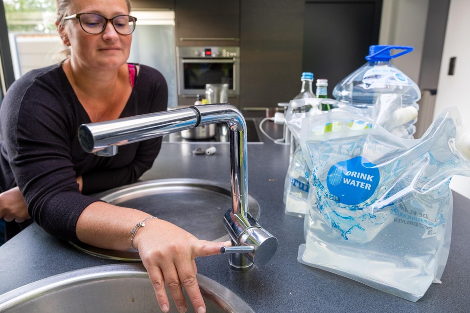 Birgit De bondt waagt nog eens een poging om water uit de kraan te krijgen, zonder succes. 