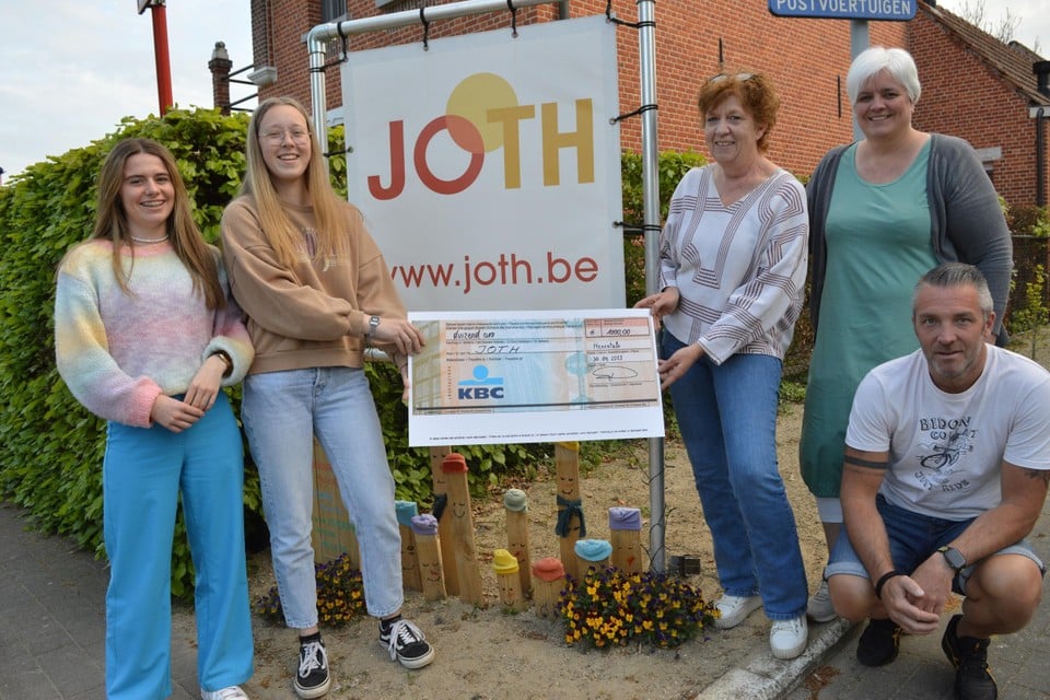 Joke en Lissa (links) verzamelden samen met Lotte en Lynn van het KVRI in Vorselaar 1.000 euro voor het JOTH. Ann, Isabelle en Tim van het JOTH namen de cheque in ontvangst en hadden meteen groot nieuws te melden. 