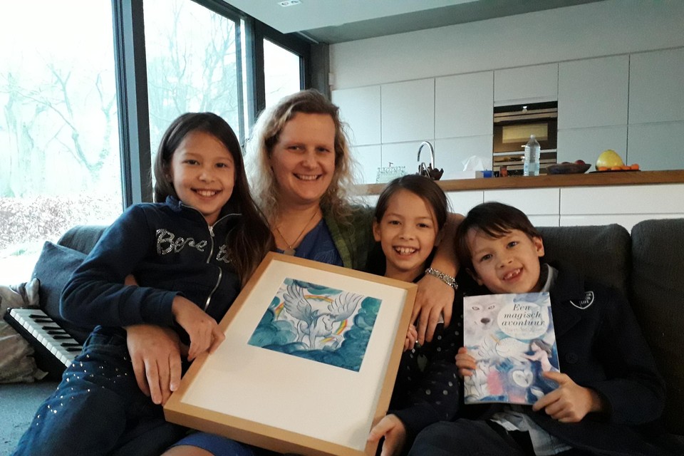 Anneke Duym met haar Happy Angel Team bij de lancering van haar eerste kinderboek ‘Een magisch avontuur’ in 2019.