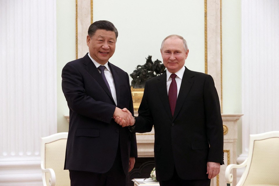 Xi Jinping en Poetin schudden maandag elkaars hand.