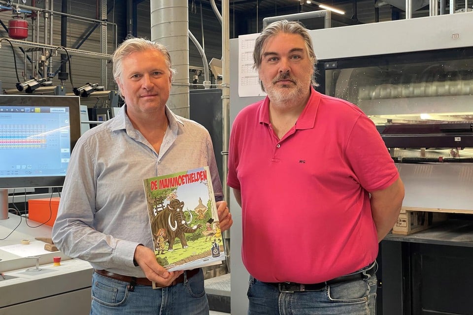 Bart De Bie en Kris Trovisi met dummy van het stripverhaal ‘De Mammoethelden’.