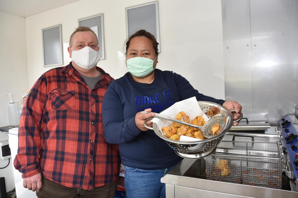Mary Ann en Johan bieden Filipijnse en Vlaamse streetfood aan.