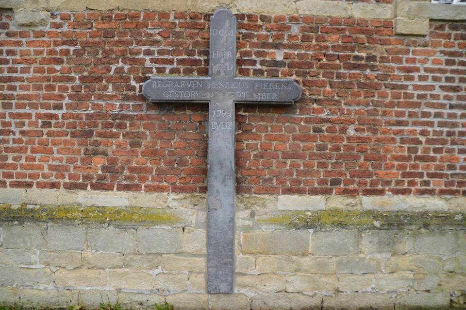 Ook dit oud kruis hangt aan het kerkje van Millegem. Dit soort kruisen tegen de kerkgevel worden sowieso bewaard. 
